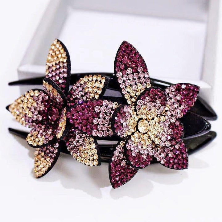 Dame hårklemme med doble rhinesteinblomster og glitter for et sofistikert og elegant utseende.