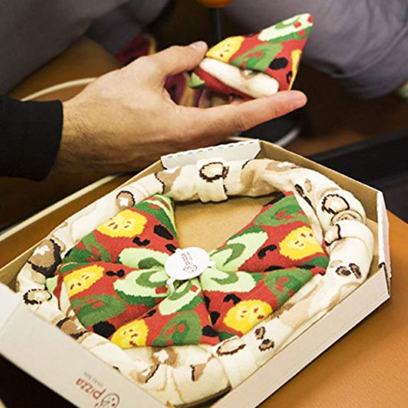 Pizzasokker sett: 4 par unisex sokker med ulike pizzamotiver, pakket i en gaveklar pizzaboks.