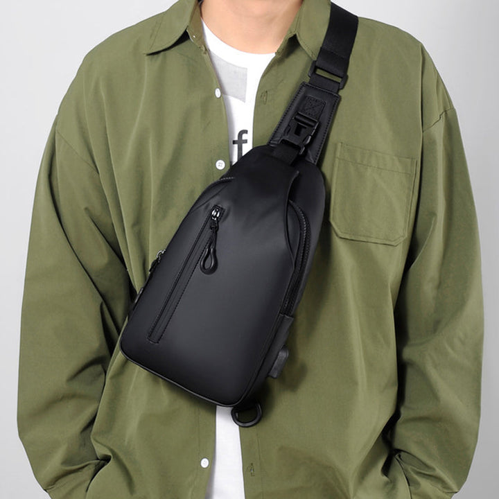 Komfortabel crossbody veske med justerbar stropp. Vanntett og med USB-funksjon for enkel tilgang.