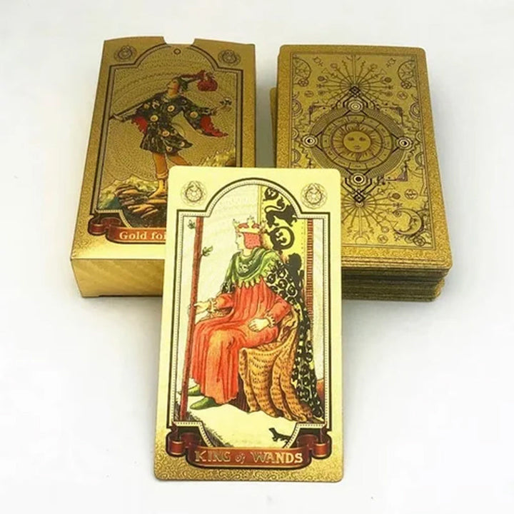 Elegant sett med gullfolie tarotkort, en gave for spiritualitet og personlig vekst.