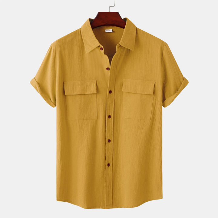 Stilig, ensfarget bomull-lin skjorte med korte ermer til herre. Moderne, lett og luftig design for sommer.