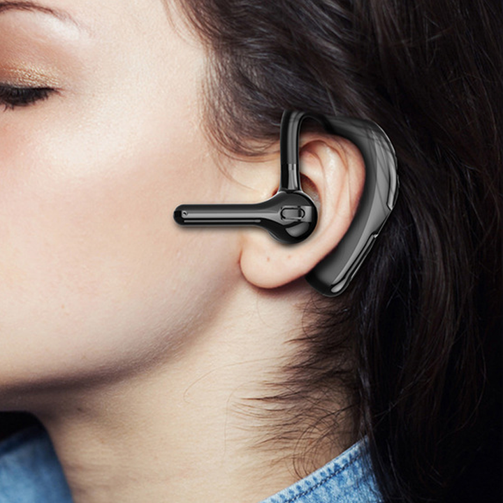 X13 sport Bluetooth-hodetelefoner i bruk. Ideelle for trening med sikker passform.