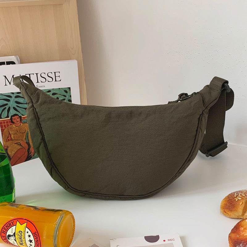 Elegant halvmåneveske som passer perfekt til casual og finere antrekk for kvinner.