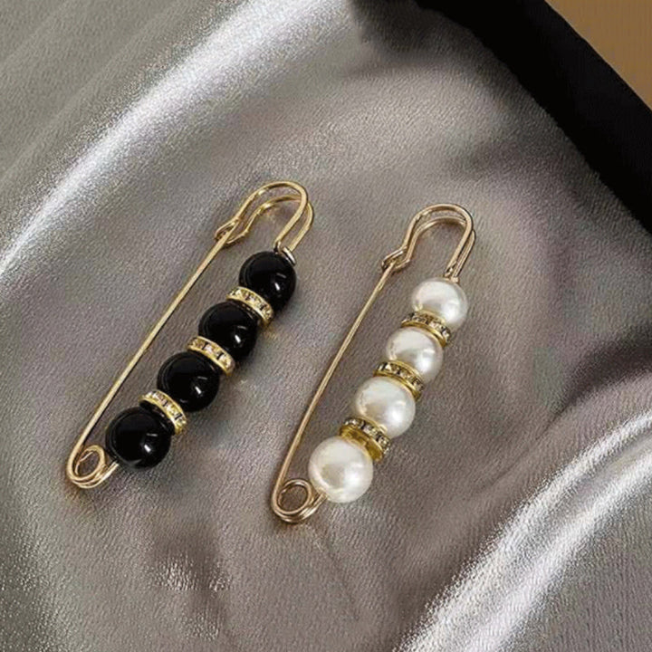 Glinsende sikkerhetsnålbrosje med rhinestones og perler, festet på stoff, elegant tilbehør for kvinner.