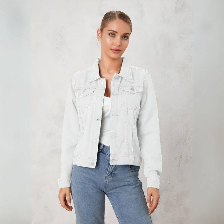 Moderne dame jeansjakke i klassisk blå denim med knapper, perfekt for en casual og komfortabel hverdagsstil.