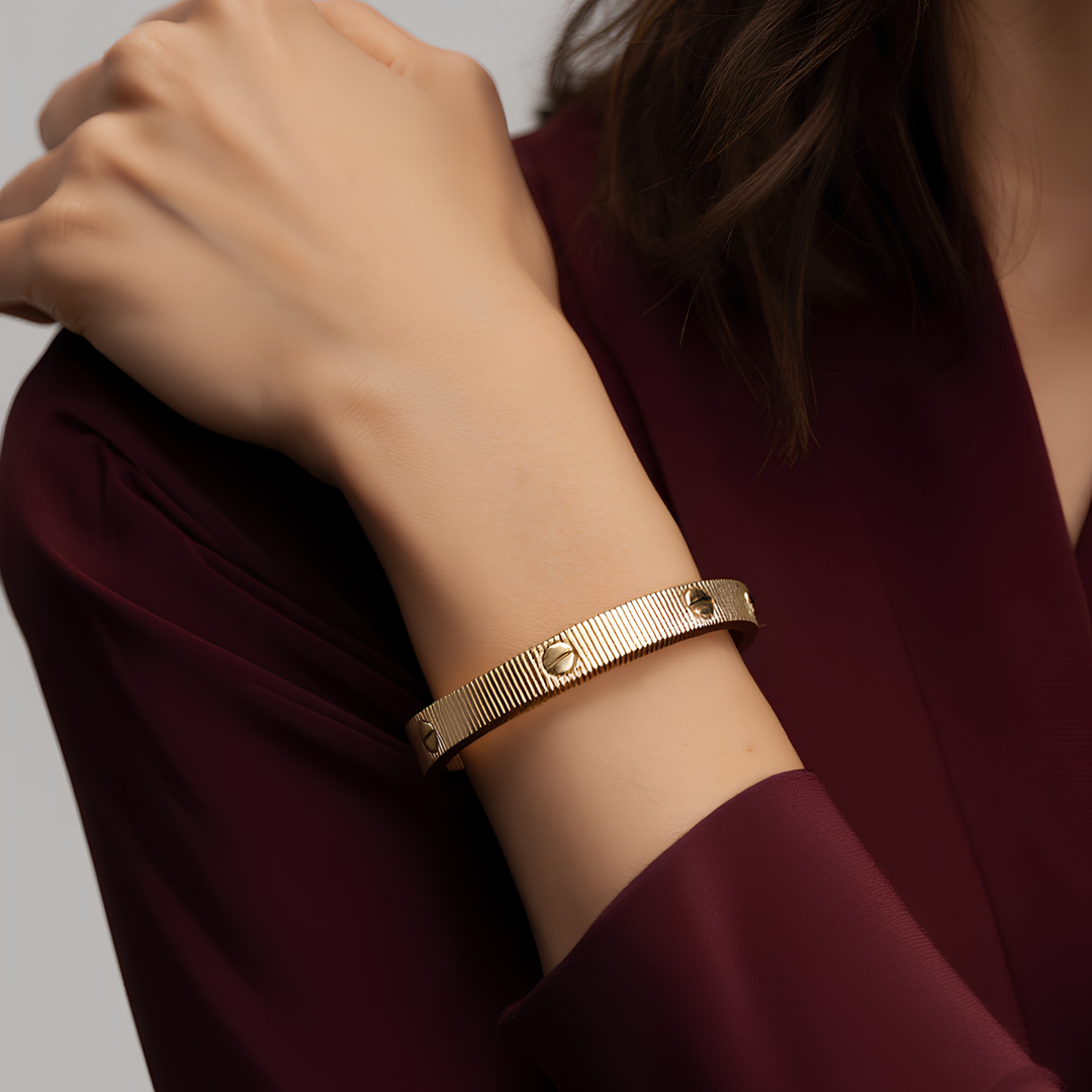 Fleksibelt 'Love' armbånd, ideelt som gave. Et moderne unisex smykke for hverdag og fest.