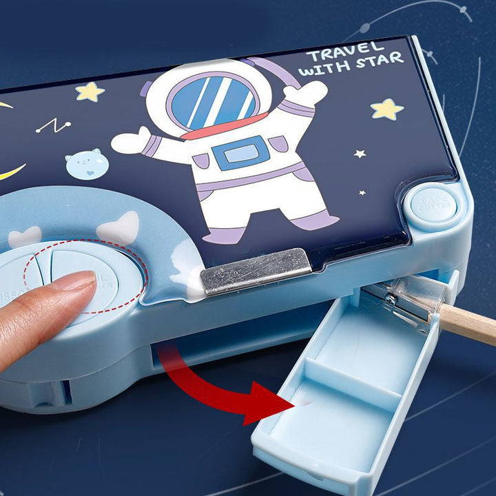 Blått astronautpennal, multifunksjonelt med rom for alle barnas skolesaker og kreativt utstyr.