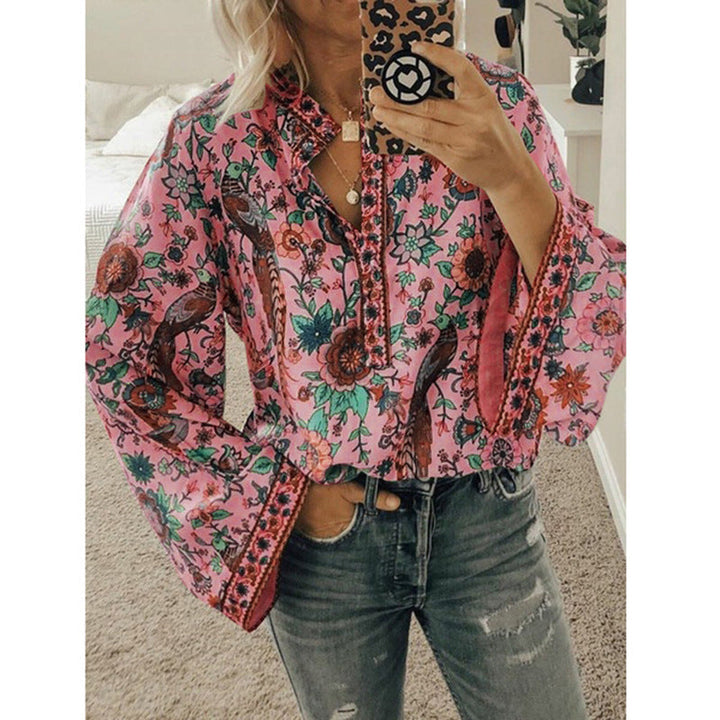 Elegant kvinnebluse med unikt påfugltrykk, fargerik og langermet for både fest og hverdag.