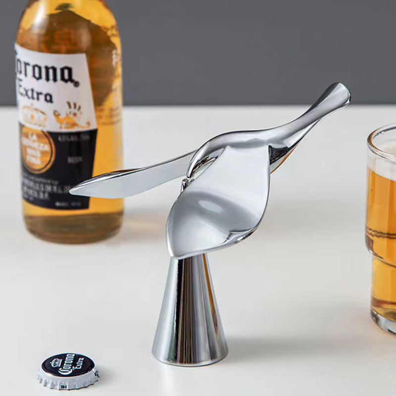 Dekorativ flaskeåpner med elegant balanserende fugl. En stilfull gave til bar og kjøkkenentusiaster.