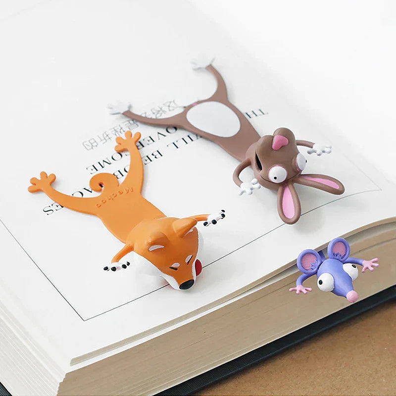 Et 3D bokmerke med en lekende mus som holder plassen i boken, PVC-materiale.