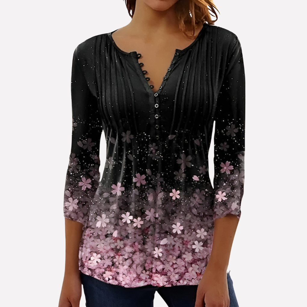 Dame i allsidig topp, stylet med smykker. Perfekt for fest og hverdag. Elegant kvinnebluse.