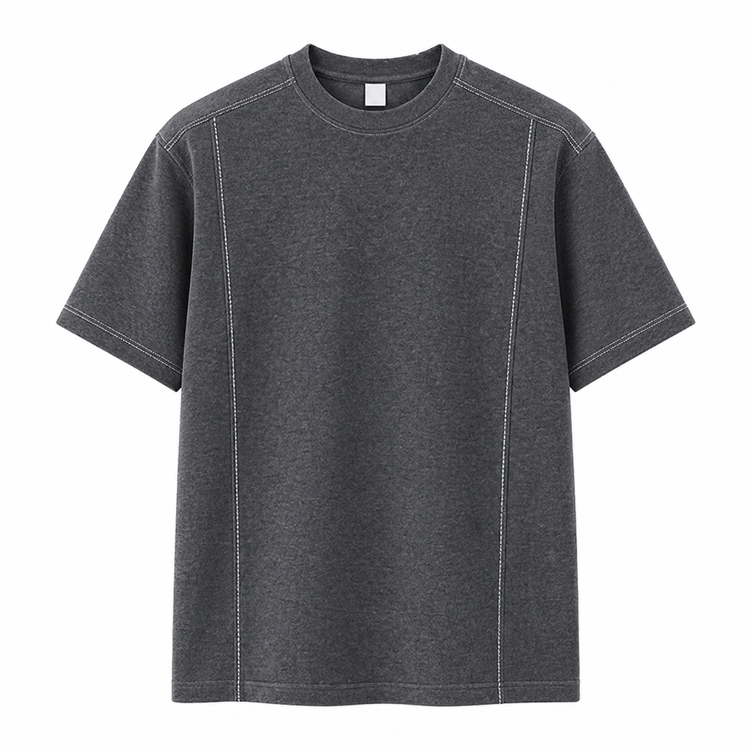 Hvit minimalistisk t-skjorte for herre. Kraftig 260g bomull gir en premium følelse og stilren look.