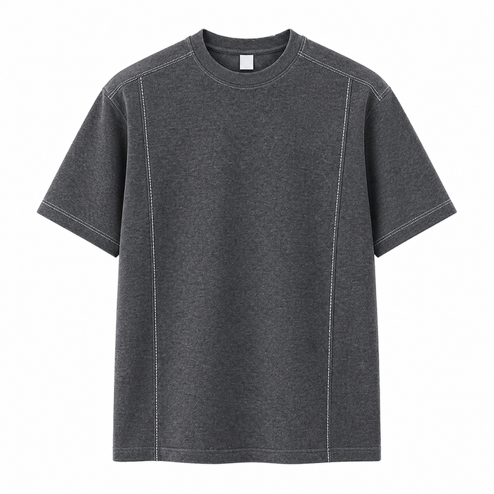 Hvit minimalistisk t-skjorte for herre. Kraftig 260g bomull gir en premium følelse og stilren look.