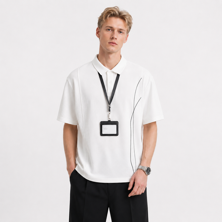 Hvit herrepolo i japansk stil, kortermet og avslappet passform for en minimalistisk og elegant sommerlook.