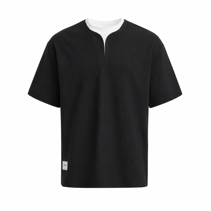 Komfortabel herre t-skjorte med unikt lag-på-lag design. Kortermet, i svart, ideell for moderne streetstyle.