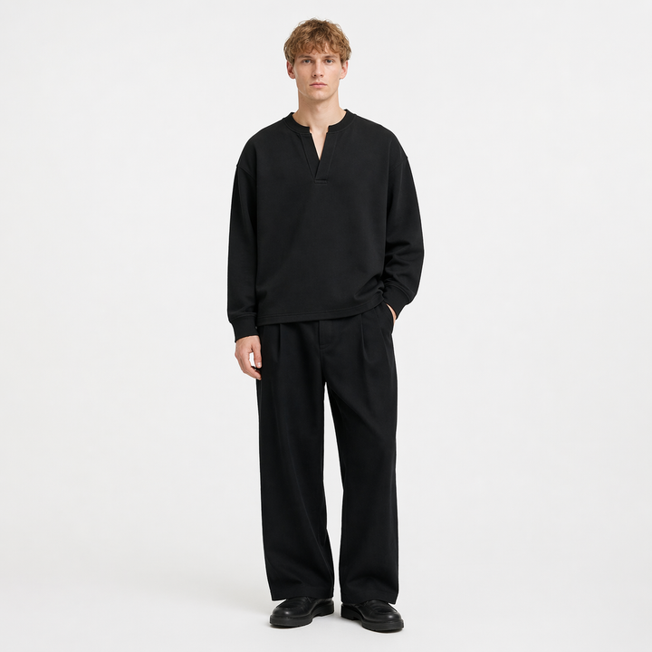 Langermet Henley t-skjorte til herre i minimalistisk stil, perfekt for lag-på-lag og hverdag.