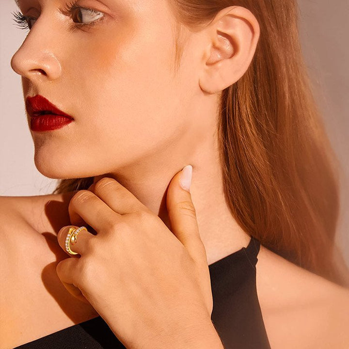 Elegant gullfarget justerbar klemring med glitrende diamantdetaljer, smykke for dame.