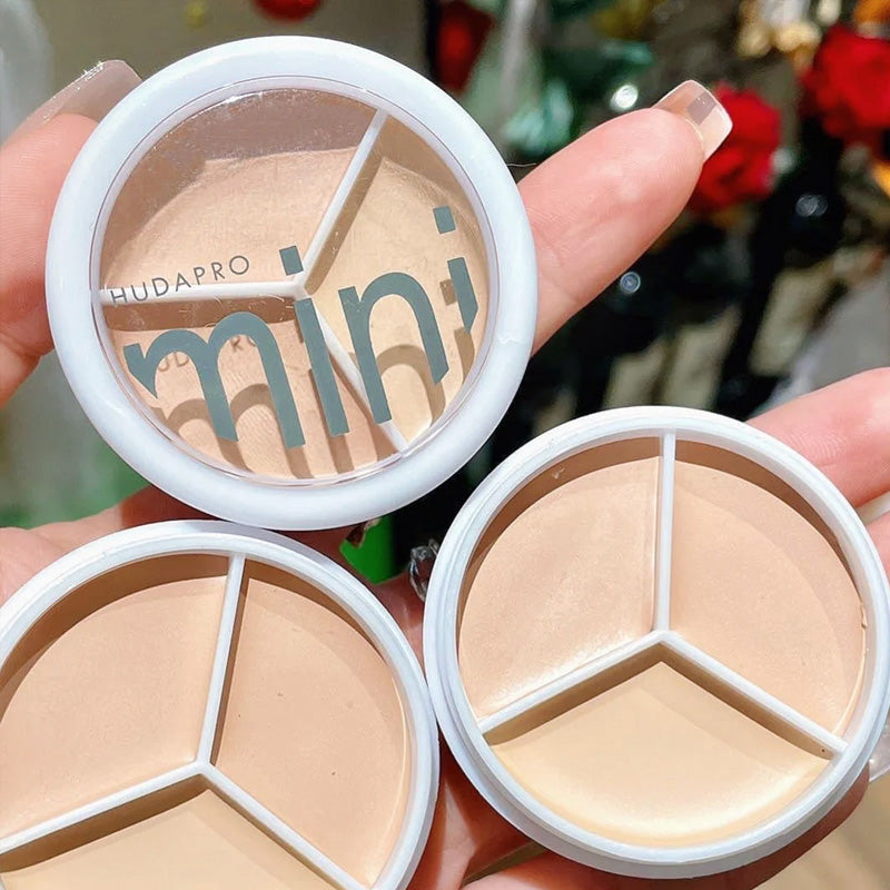 Elegant, lukket Trefarget Concealer Palett. Kompakt design for enkel transport og rask makeup touch-up.
