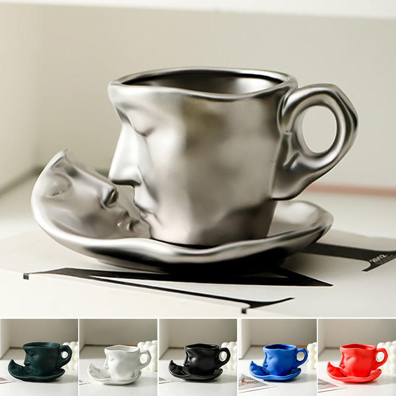 Designet keramisk krus for kaffe, med romantisk kyssende ansiktsmotiv. En flott gaveidé.