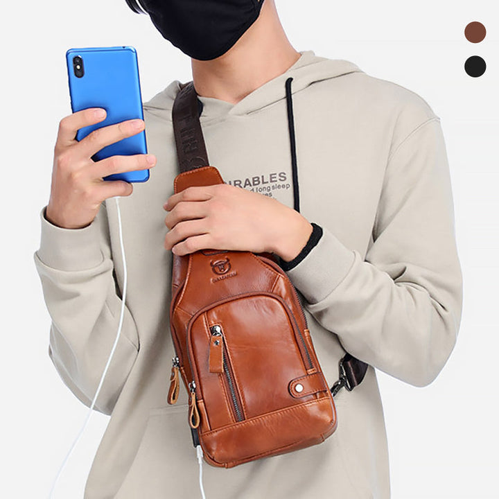 Rødbrun herreveske i skinn, cross-body, med glidelåslommer for sikker lagring.