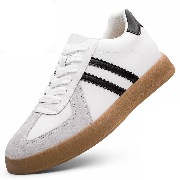 Sorte herresneakers med 7 cm skjult hælløft, gir diskret økt høyde og moderne stil for menn.