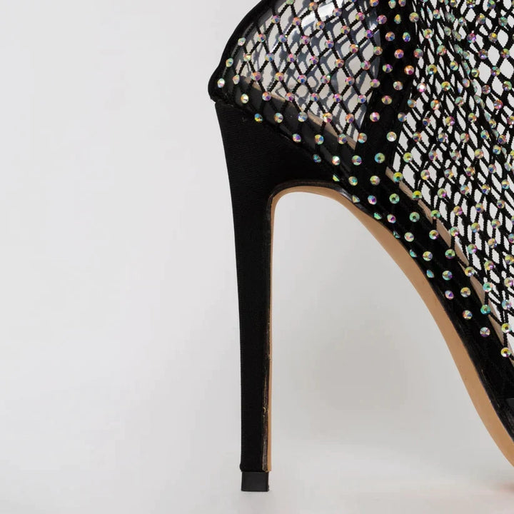 Fasjonable dame ankelstøvler i netting, dekorert med krystaller, for en chic og elegant stil.