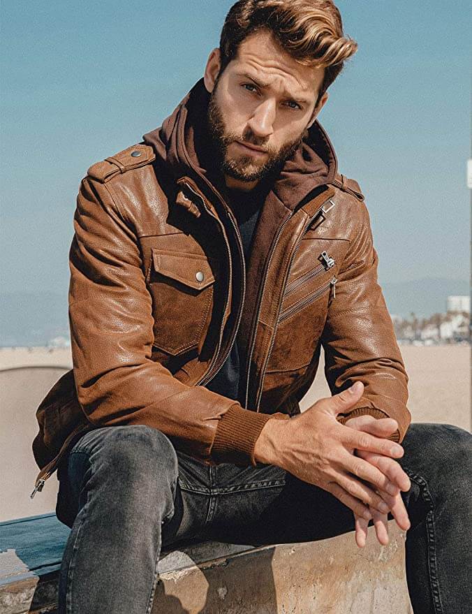Varm imitert skinnjakke for menn med myk avtakbar hette. Komfortabel casual jakke for høst og vinter.