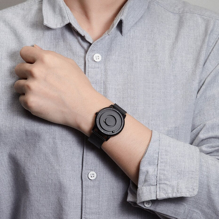 Stilig blå unisex magnetisk klokke, et moderne armbåndsur med særegent design.