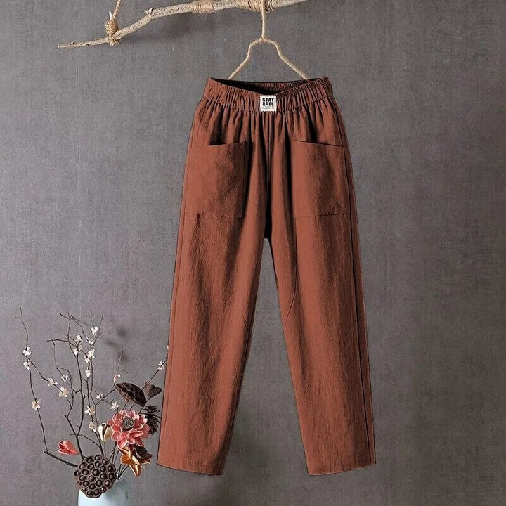 Kvinner iført baggy bukser med høy midje, viser komfortabel og trendy stil.