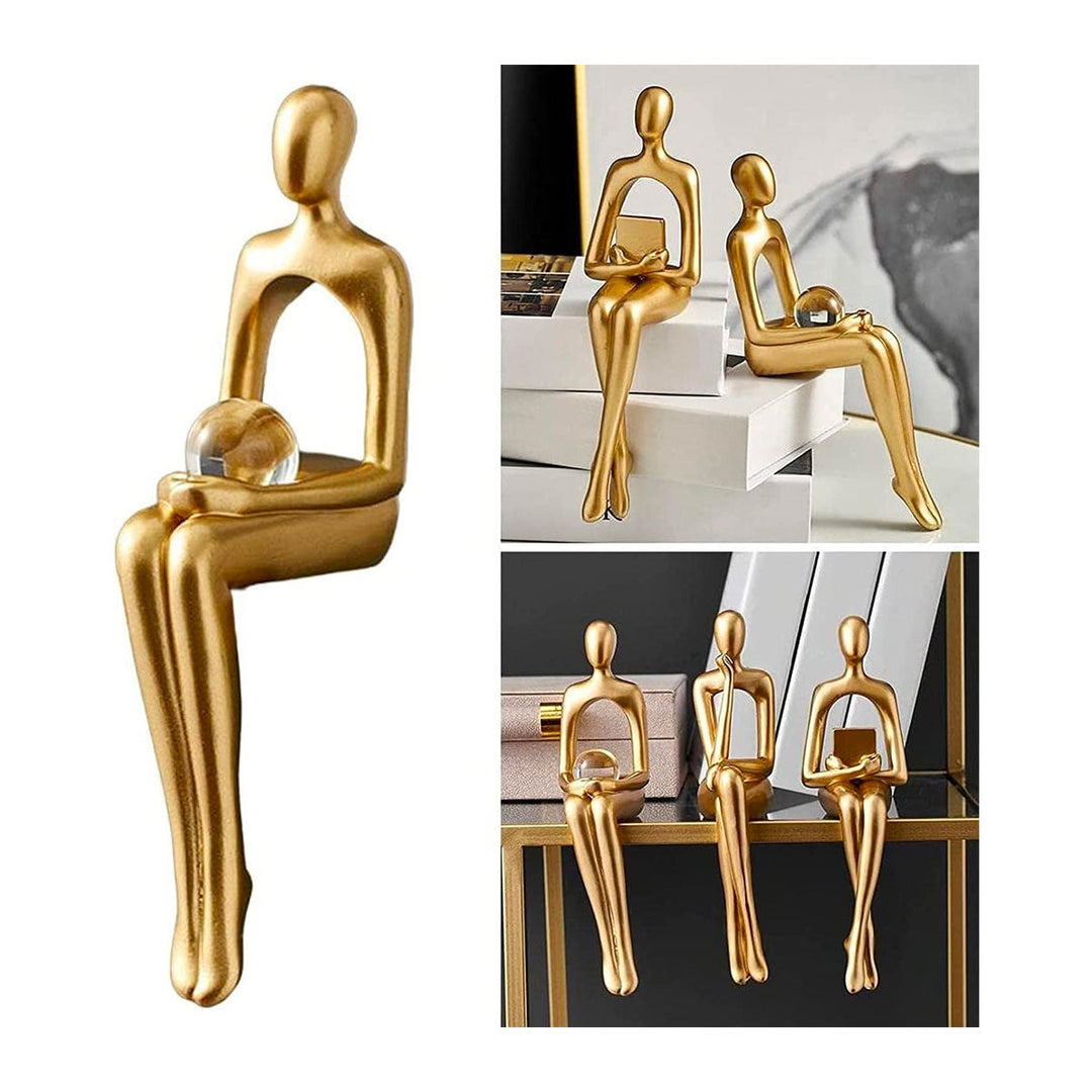Gyllen abstrakt tenker figur, kunstnerisk skulptur for hjemmedekor og moderne stue.
