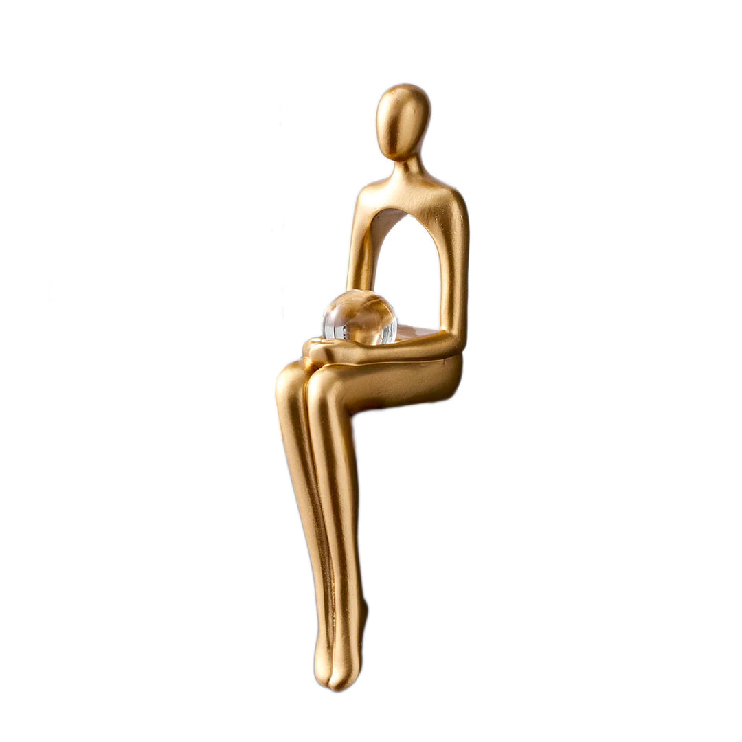 Abstrakt gyllen tenker statue, moderne hjemmedekorasjon og kunstskulptur i minimalistisk stil.