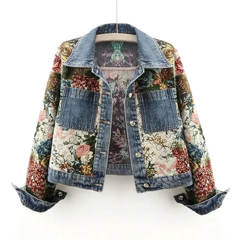 Lyseblå dame jeansjakke med kunstnerisk blomsterdesign, bohemsk stil, vår/sommer.