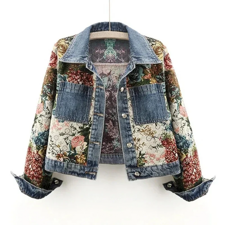 Lyseblå dame jeansjakke med kunstnerisk blomsterdesign, bohemsk stil, vår/sommer.