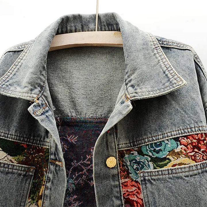 Blomstret dame jeansjakke, bakfra, unikt design for vår/sommer. Mørk/lyseblå.