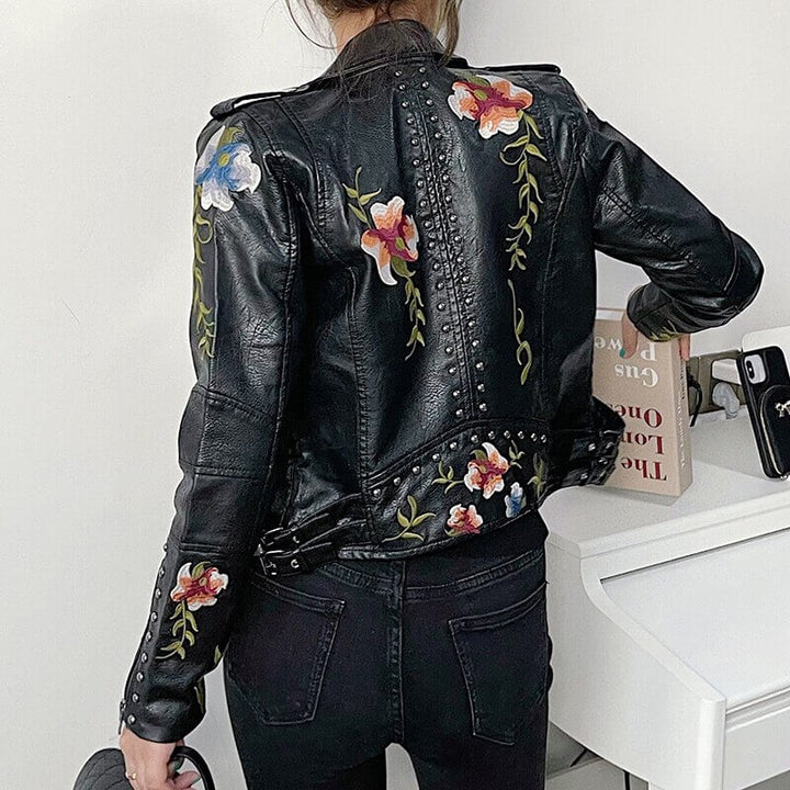 Kvinner i trendy beige jakke med blomsterbroderi og asymmetrisk fald, perfekt for våren.