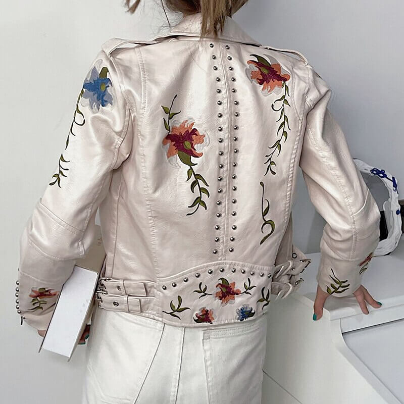Bikerstil damejakke med utsøkt blomsterbroderi, asymmetrisk glidelås og fald.