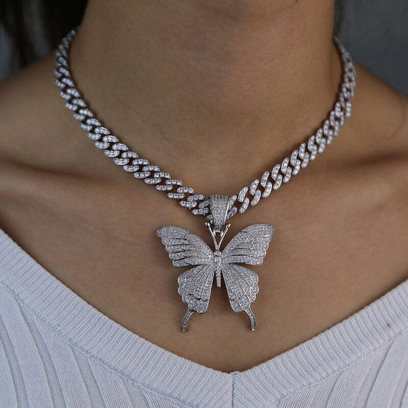 Trendy sommerfugl smykke for dame. Choker kjede i sinklegering, med elegant sommerfugl og krystaller.
