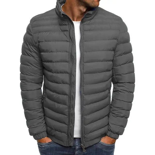 Komfortabel, langermet herrejakke med stilig stående krage i enfarget design, perfekt for overgangsvær.