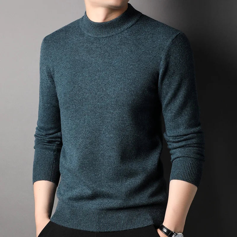Helhetsbilde av elegant herre ullgenser. Tykk 450g cashmere-miks, klassisk vintergenser for herremote.