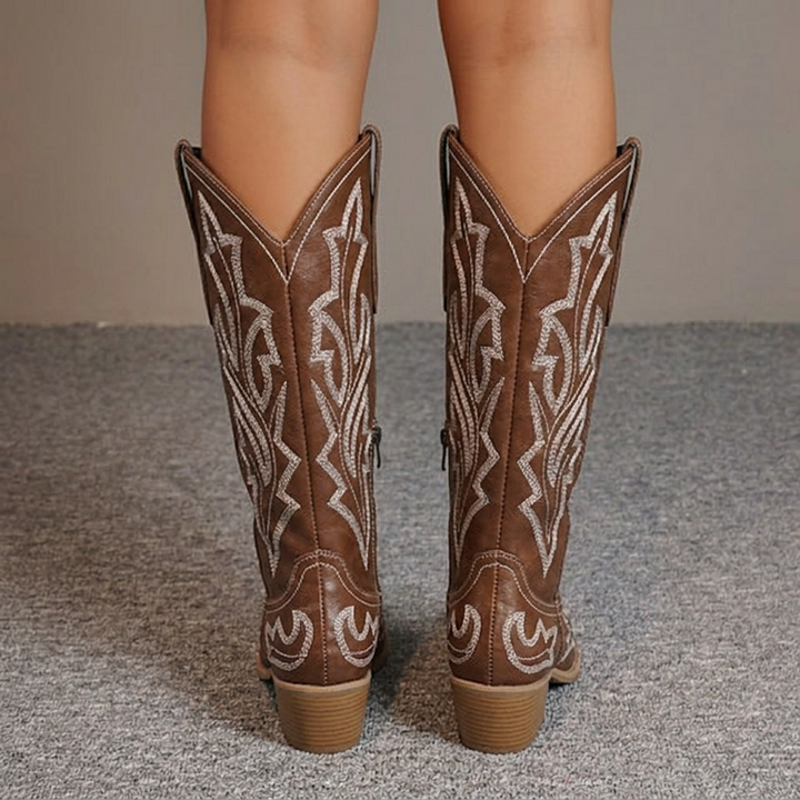 Broderte damestøvler i westernstil. Stilige cowboyboots med spiss tå og robust blokkhæl. Elegante.