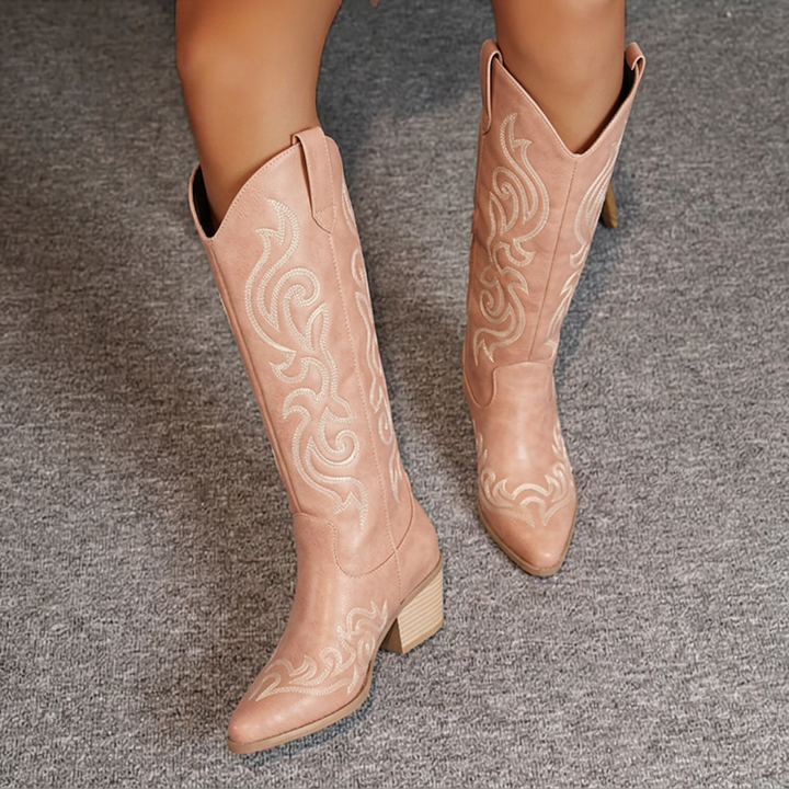 Trendy broderte westernstøvler for kvinner. Elegante cowboyboots med spiss tå og solid blokkhæl.
