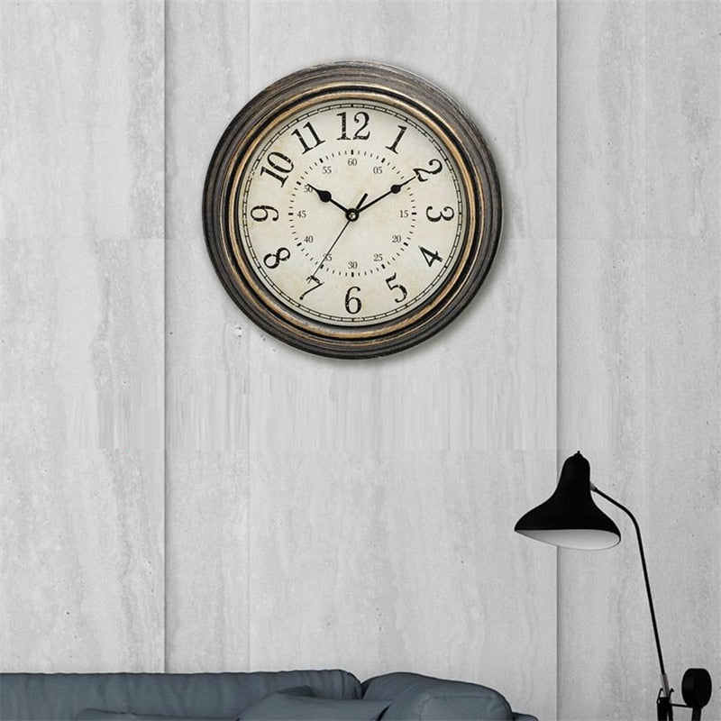 Dekorativ antikk veggklokke i vintage stil for stue eller kjøkken. Grønn/beige farge, stille og tidløs.