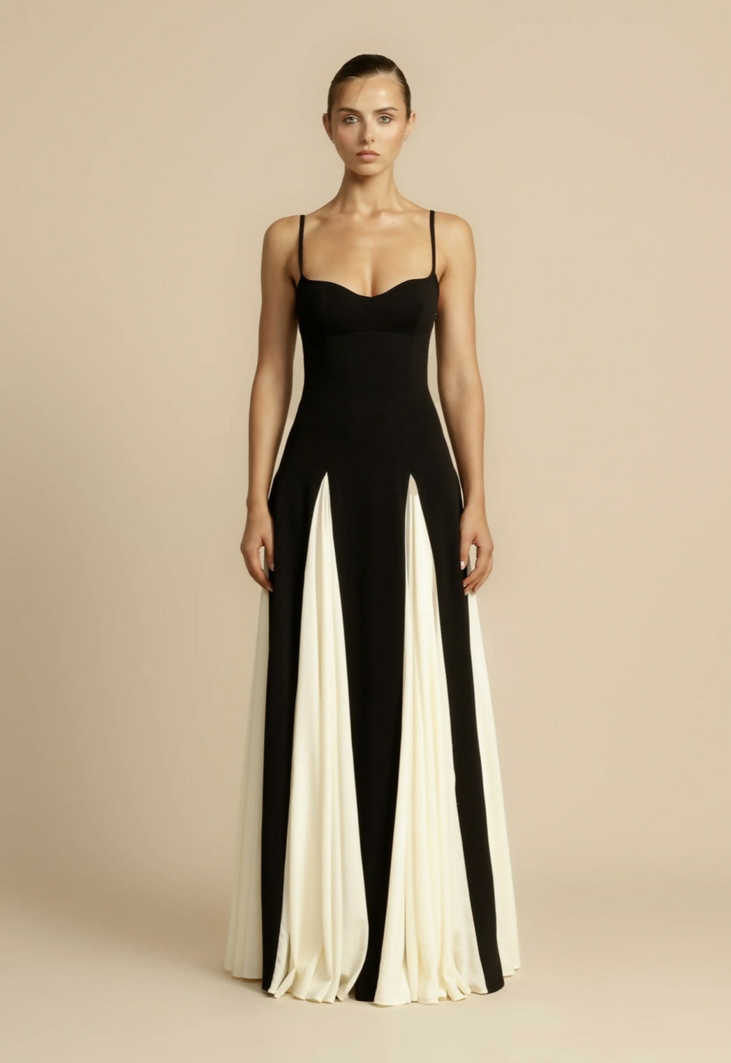 Dame Paloma kvelds maxi kjole i elegant A-linje design. En formell og sofistikert festkjole i svart.