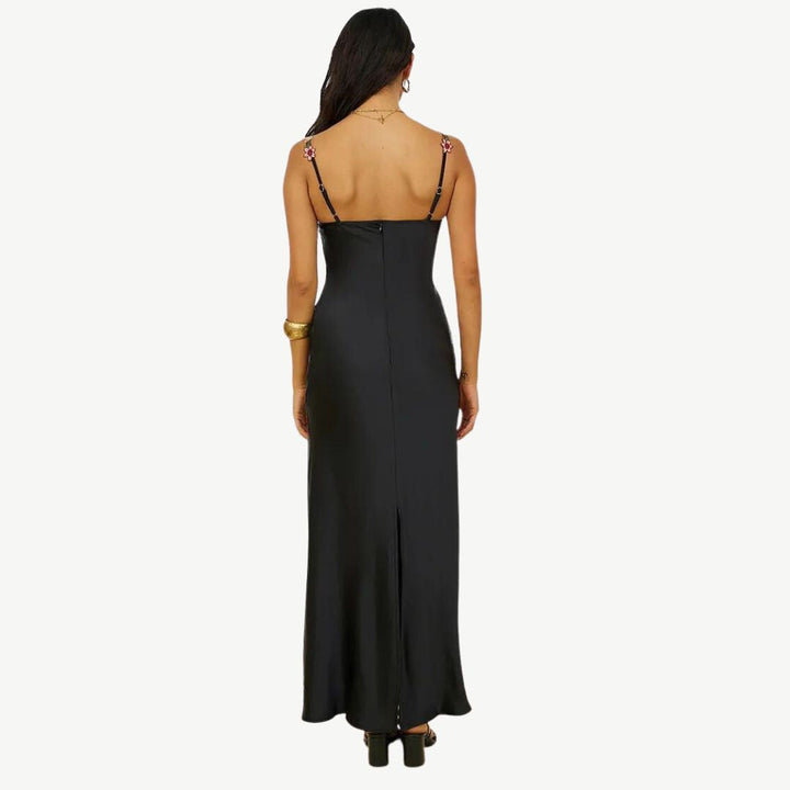 Komfortabel sateng underkjole. Glatt elegant kjole for kvinner, ideell som festkjole eller klassisk kveldsplagg.