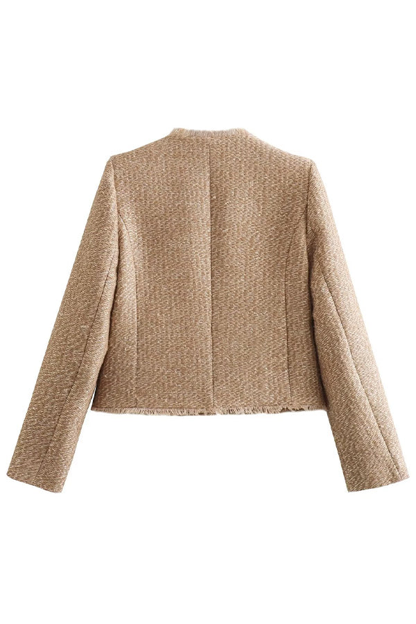 Trendy og lett frynsejakke til dame i beige. Pustende kvinne jakke, ideell for varmere dager.