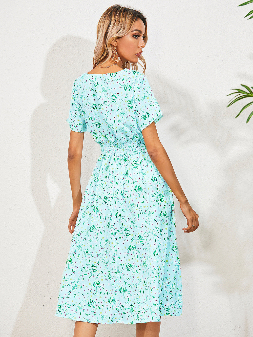 Elegant dame sommerkjole med fargerikt blomstertrykk, perfekt for varme dager og sommerstil.