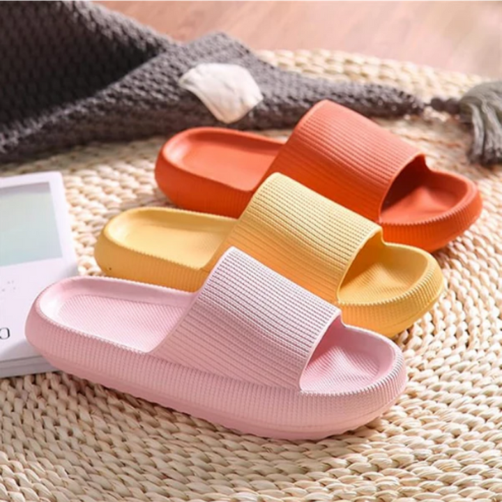 Komfortable unisex sandaler med lett design. Sklisikre såler, perfekte for sommer, strand og fritid.
