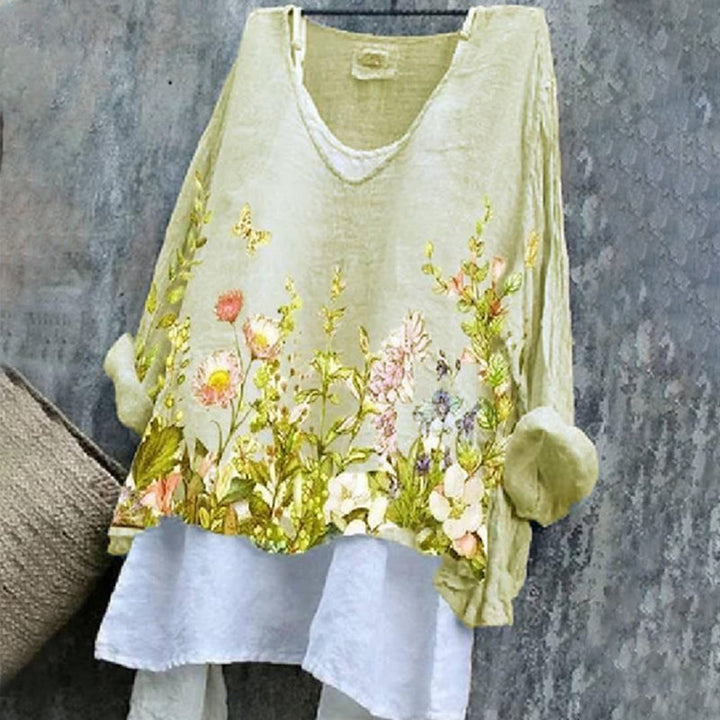 Fargerik blomstret v-hals kvinnebluse, langermet og mønstret, for en uformell sommer- eller høstlook.