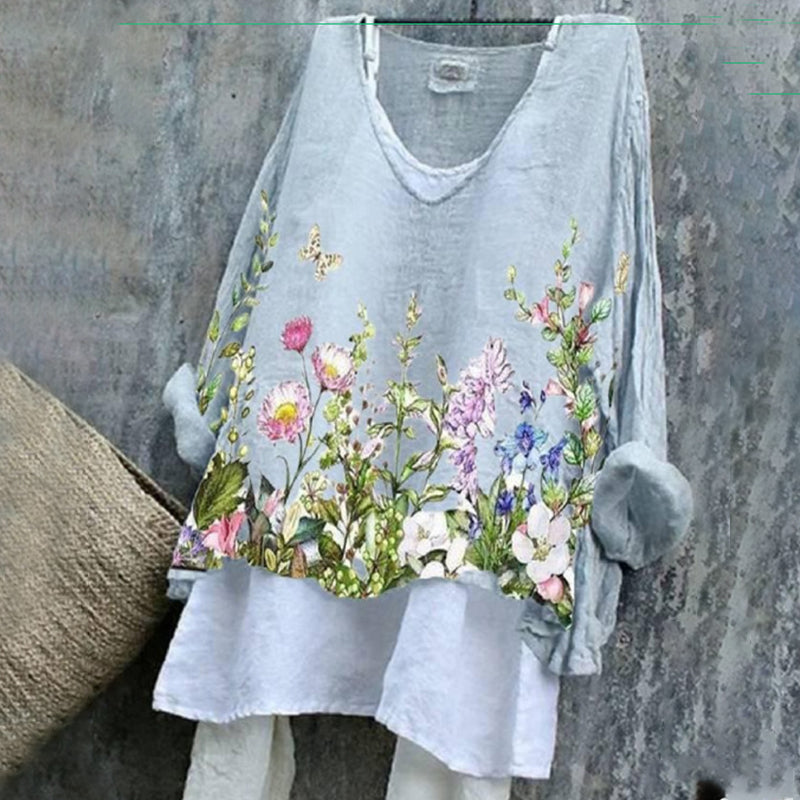 Kvinnebluse med blomstret mønster og v-hals, perfekt for uformelle sommer- eller høstdager.