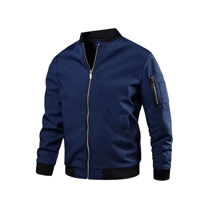 Menns bomberjakke bakfra, fremhever snitt og design. Mote-riktig og allsidig fritidsjakke.